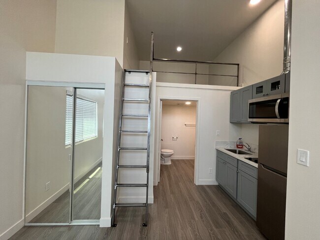 Foto del edificio - Modern, Large Studio with A/C & High Ceili...