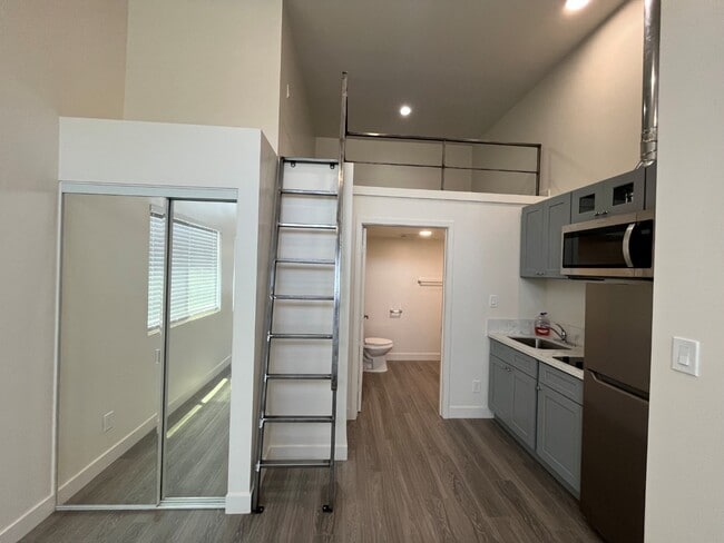 Building Photo - Modern, Large Studio with A/C & High Ceili...