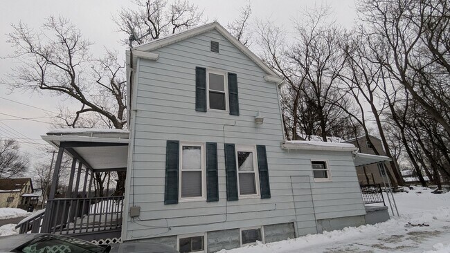 Foto del edificio - Welcome to this charming 3-bedroom, 1-bathroom home located in the vibrant city of Akron