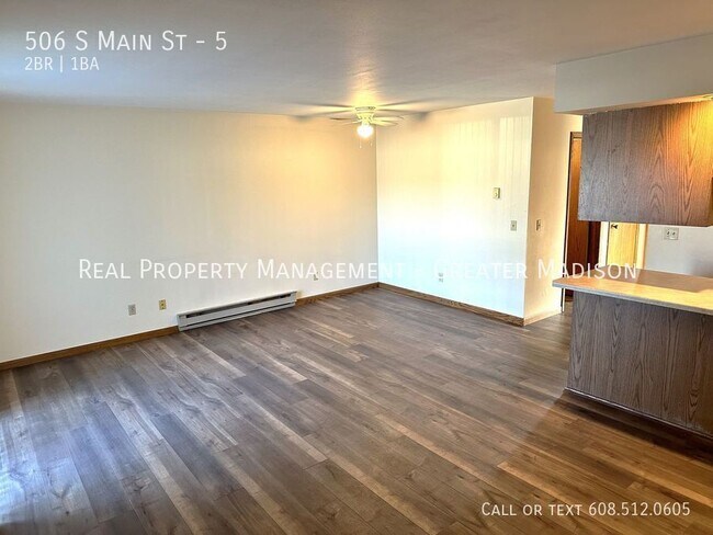 Building Photo - Great townhome style private entry Pardeev...