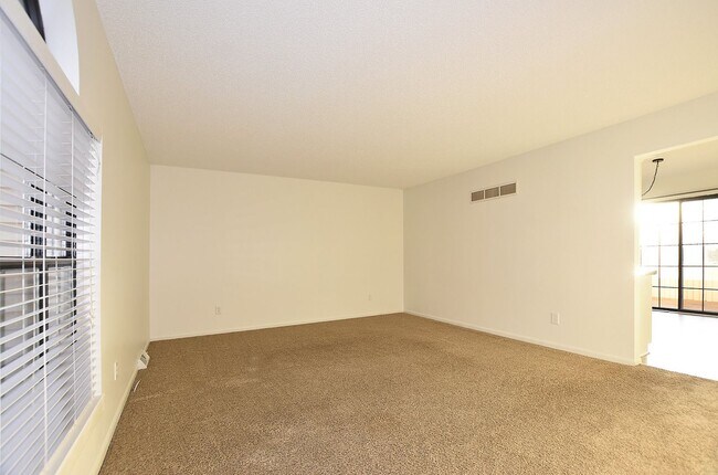 Foto del edificio - Two bedroom 1.5 bath townhome with 1 car garage