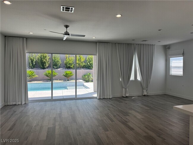 Foto del edificio - 2670 Summit Springs St