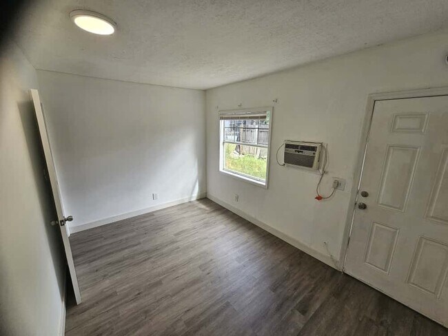 Foto del edificio - 701 N J St