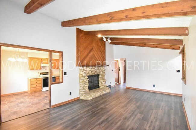 Foto del edificio - RENT SPECIAL!!! 2 Bedroom duplex with attached Garage in Clive!