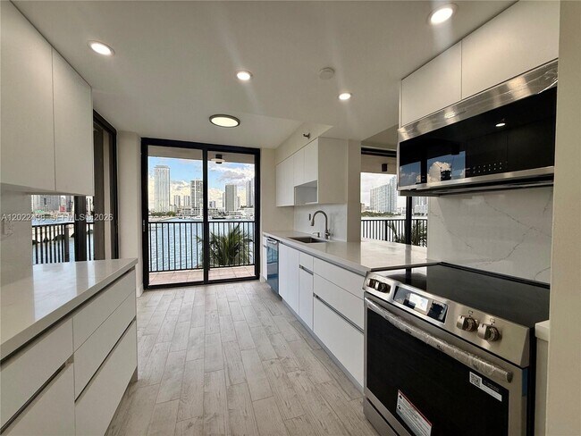 Foto del edificio - 801 N Venetian Dr
