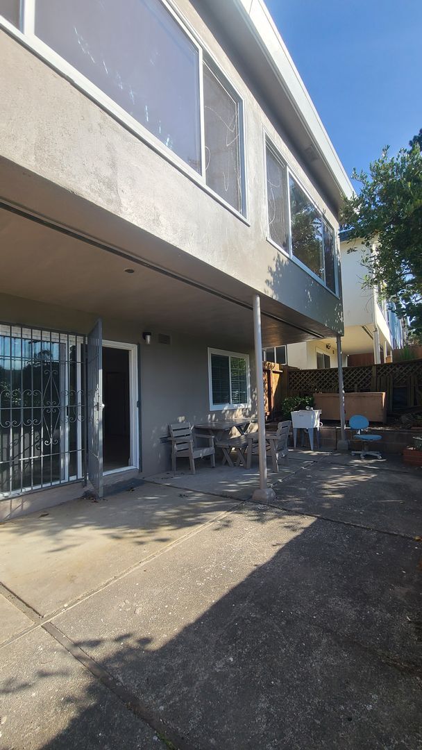 Photo - Double garage big single family house. Gustavo Lopez AMSI