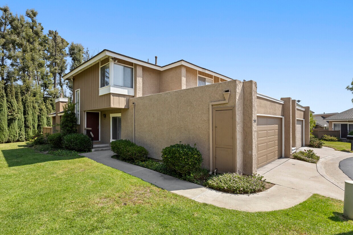 201 Appalachian Cir, Placentia, CA 92870 Townhome Rentals in