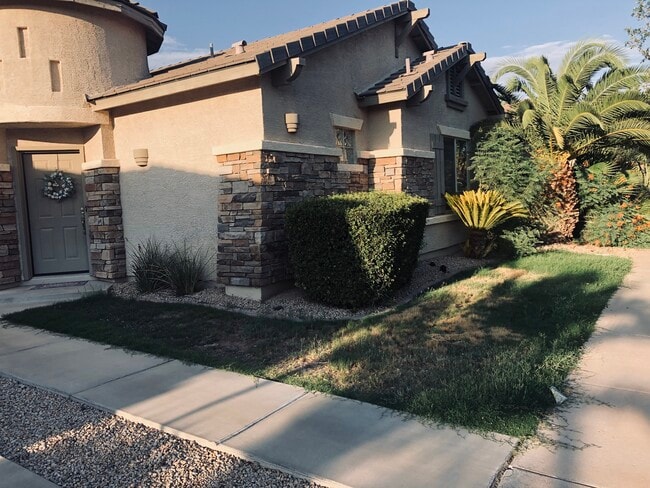 Building Photo - 896 E Cherry Hills Dr