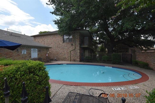 Building Photo - 6401 Skyline Dr