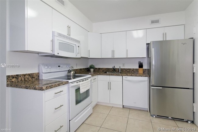 Building Photo - 5151 Collins Ave