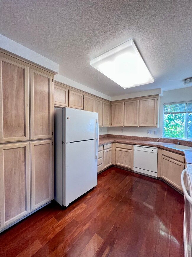 Building Photo - Spacious sun filled 2 bedroom with Washer/...