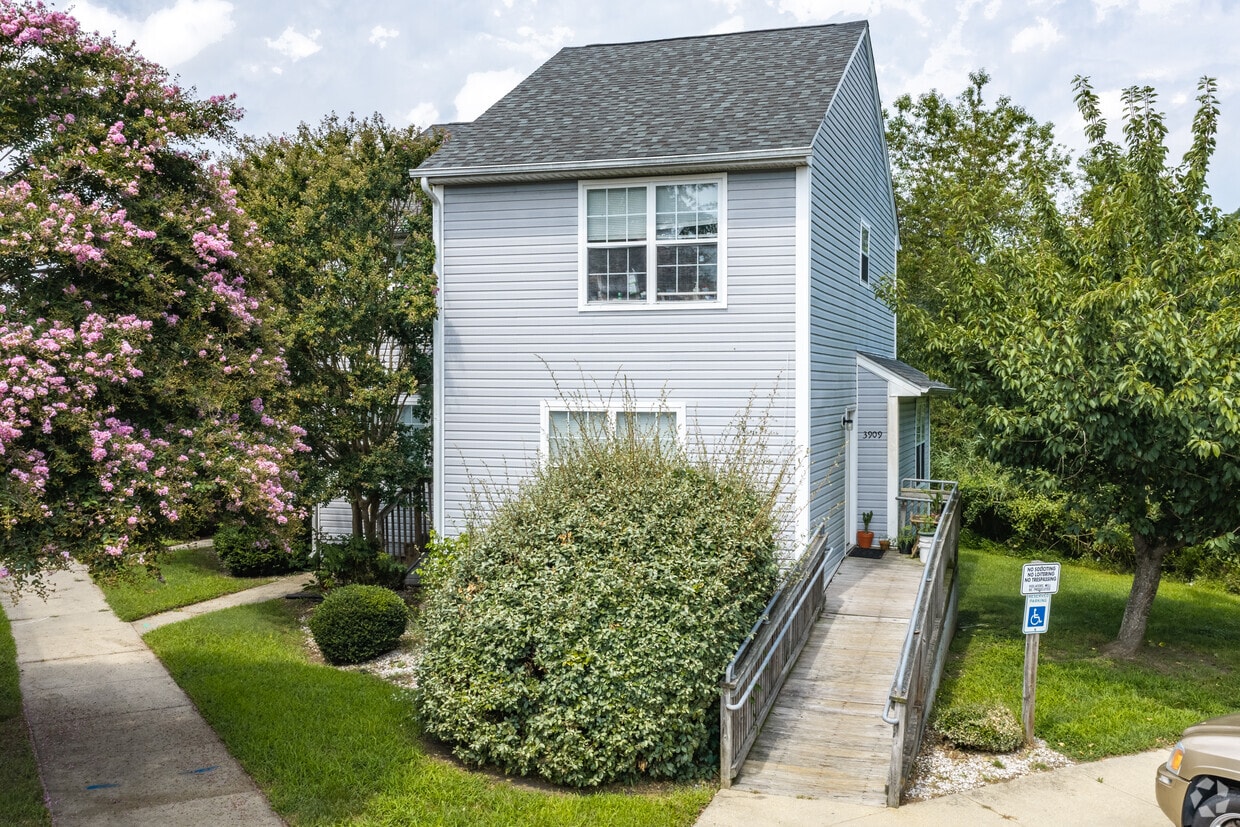 Foto del edificio - Yardley Hills Town Homes