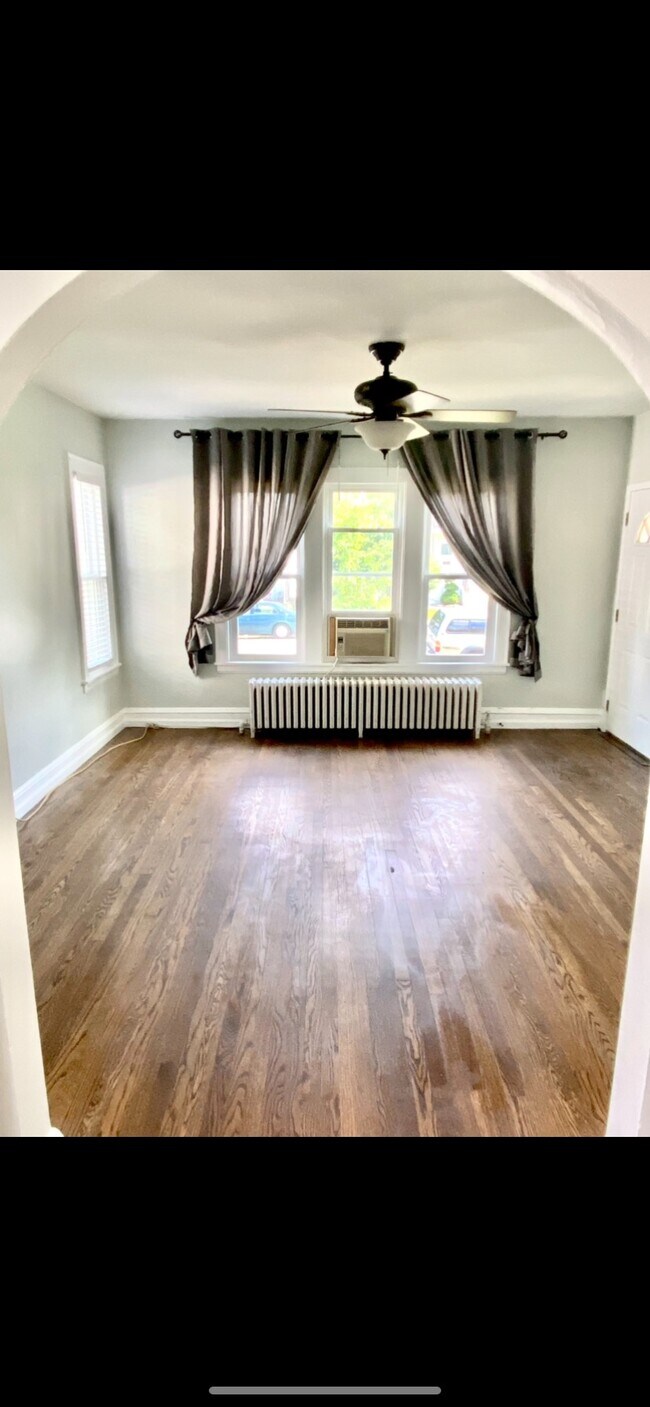 Living - 5230 W Winona St