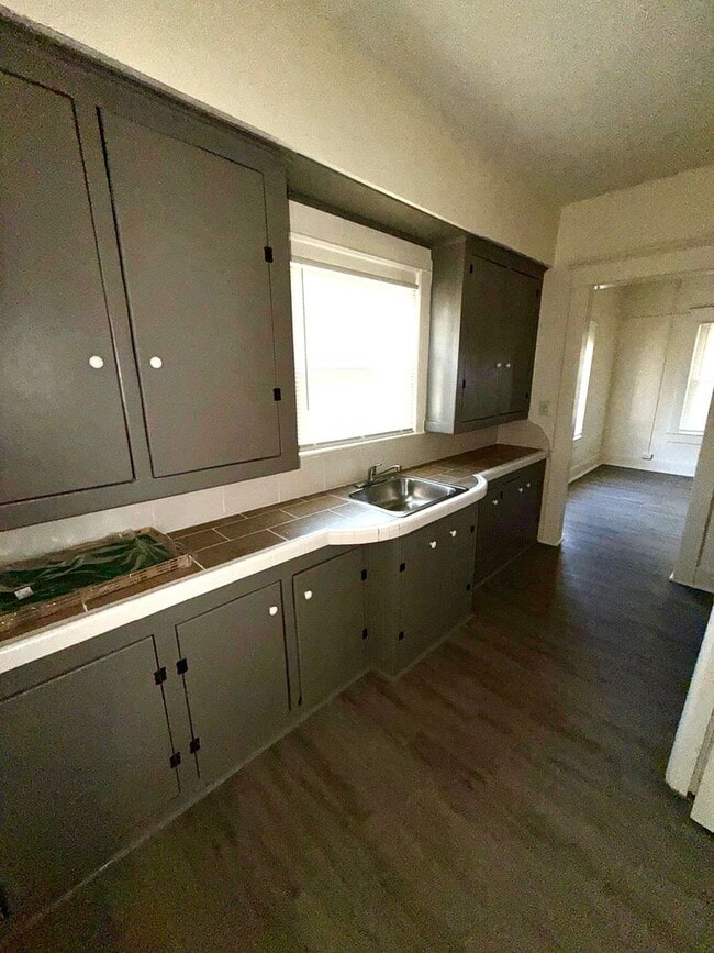 Building Photo - Remodeled 1 bedroom 1 bathroom with a den!