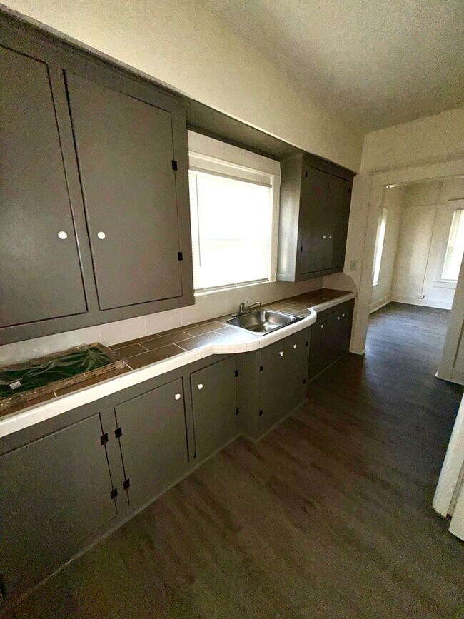 Foto del edificio - Remodeled 1 bedroom 1 bathroom with a den!