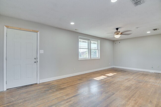 Foto del edificio - Charming 3-Bedroom, 2-Bath Home on a Corner Lot with Spacious Backyard