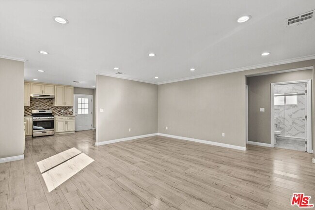 Foto del edificio - 6717 Cedros Ave