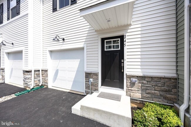 Building Photo - 245 Talucci Dr