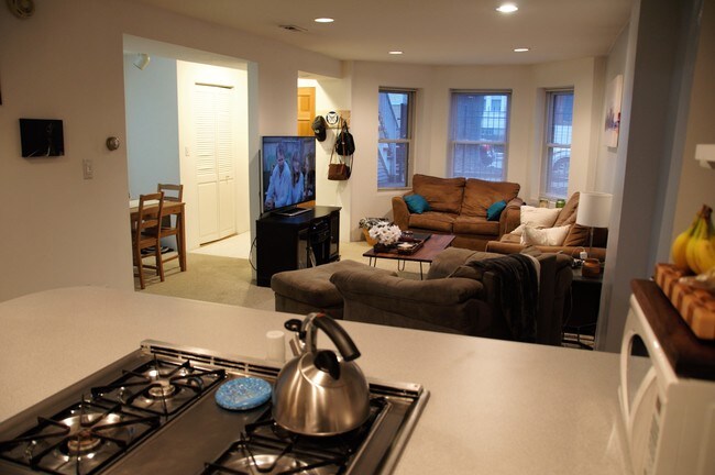 Living/Dining - 1921 W Melrose St