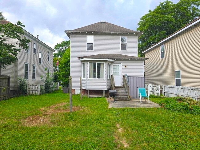 Building Photo - Charming 3-Bedroom Home Near Lakeside Park