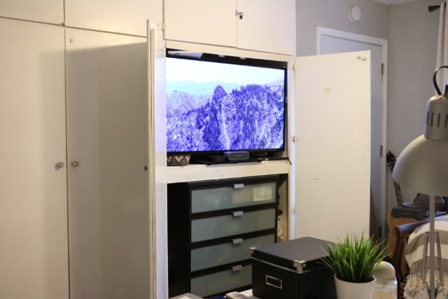 El televisor se puede guardar detrás de las puertas de los armarios. - 4408 Dove Springs Dr