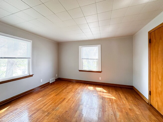 Building Photo - 610 Maple St