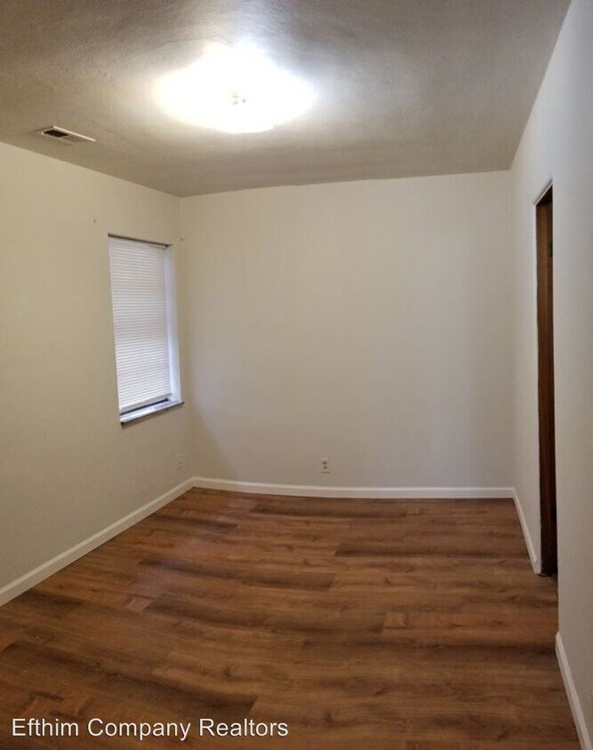 Building Photo - 5806-5808 Sunshine Dr