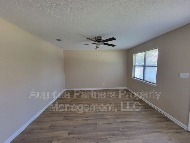 Foto del edificio - 207 Flores Ln