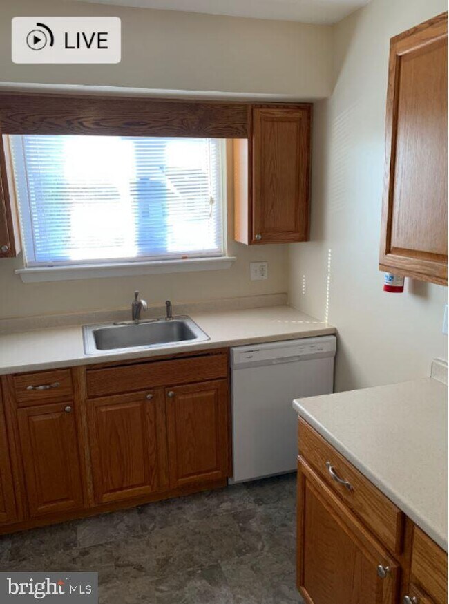Building Photo - 5200 Hilltop Dr
