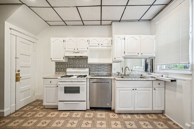 Building Photo - Charming 3br/3ba with Parking, Deck, & Fin...