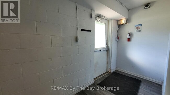 Building Photo - 280 River Rd E