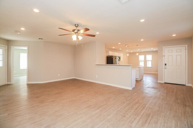Building Photo - 3825 E Frances Ln