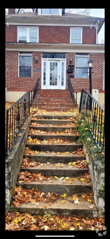 Building Photo - 425 Pine Ave