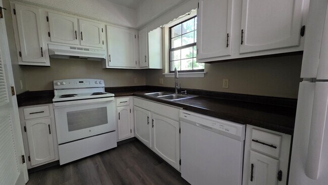 Foto del edificio - Renovated townhome in Linden Square.