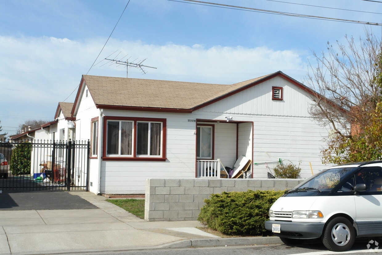Primary Photo - 37257 A-E Ash St