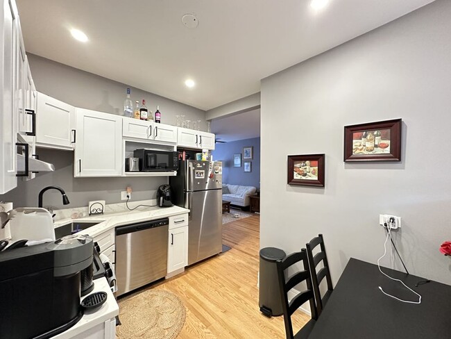 Foto del edificio - 561 W Cornelia Ave