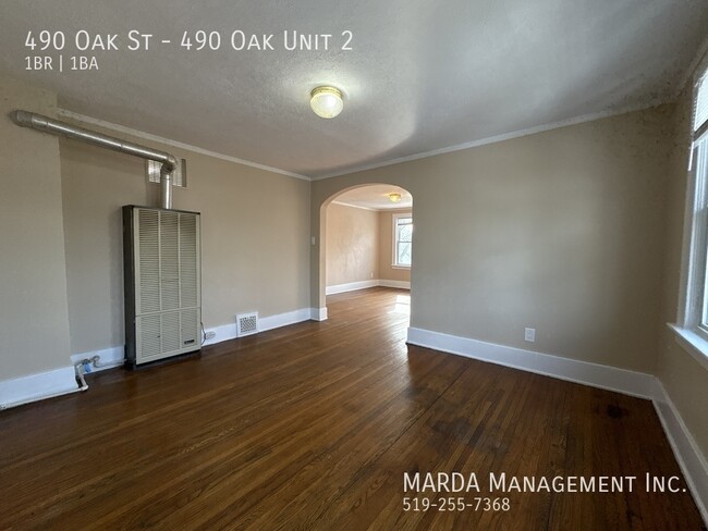 Building Photo - SPACIOUS 1-BEDROOM/1-BATH APARTMENT ON SEC...