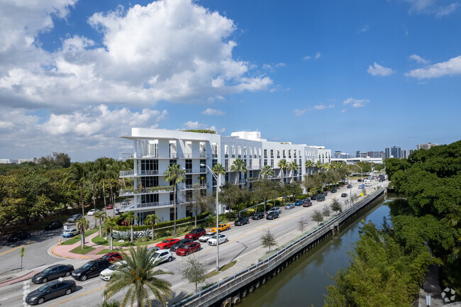 Building Photo - The Meridian Condo