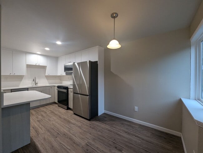 Building Photo - 549 Elm Way