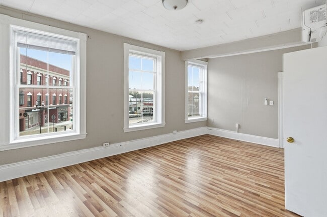 Building Photo - Your Hudson Home Awaits – 2 Bedrooms, Free Application, Pet Friendly
