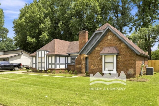 Building Photo - 6213 Holly Park Dr