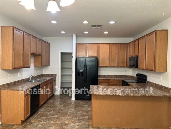 Building Photo - 957 S Almira Ave