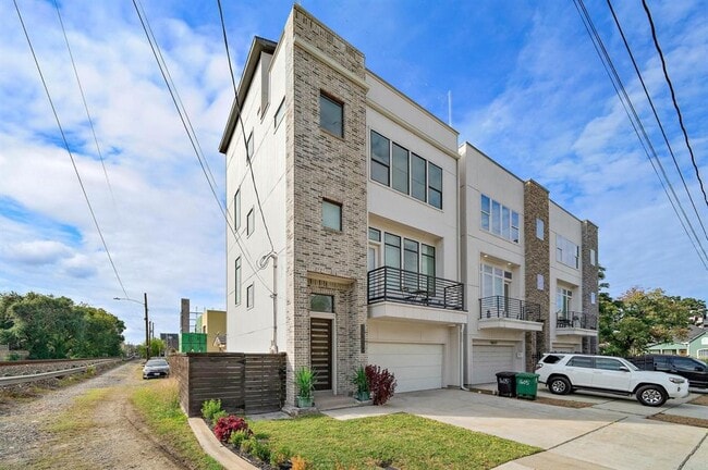 Building Photo - 1603 Holly St