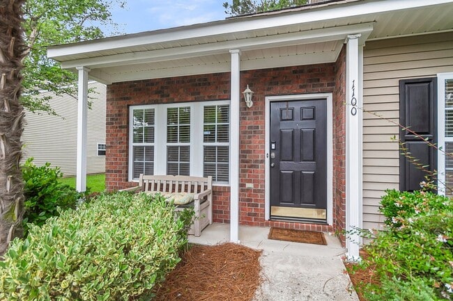 Building Photo - Spacious Townhome Prime Location!