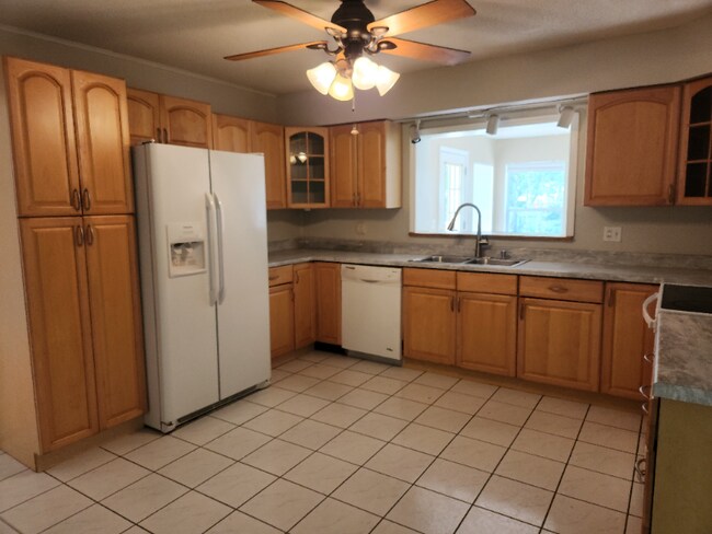 Building Photo - 2456 Broadvue Ave