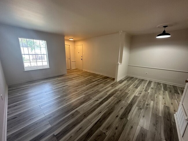 Building Photo - Updated 2/1.5 Condo - All Utilities Included