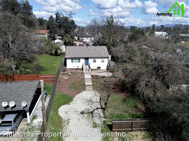 Building Photo - 3 br, 1.5 bath House - 1840 Laurel Ave.