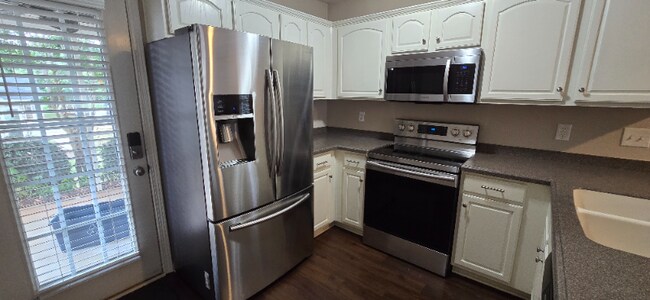 Foto del edificio - 547 Farmborough Ct