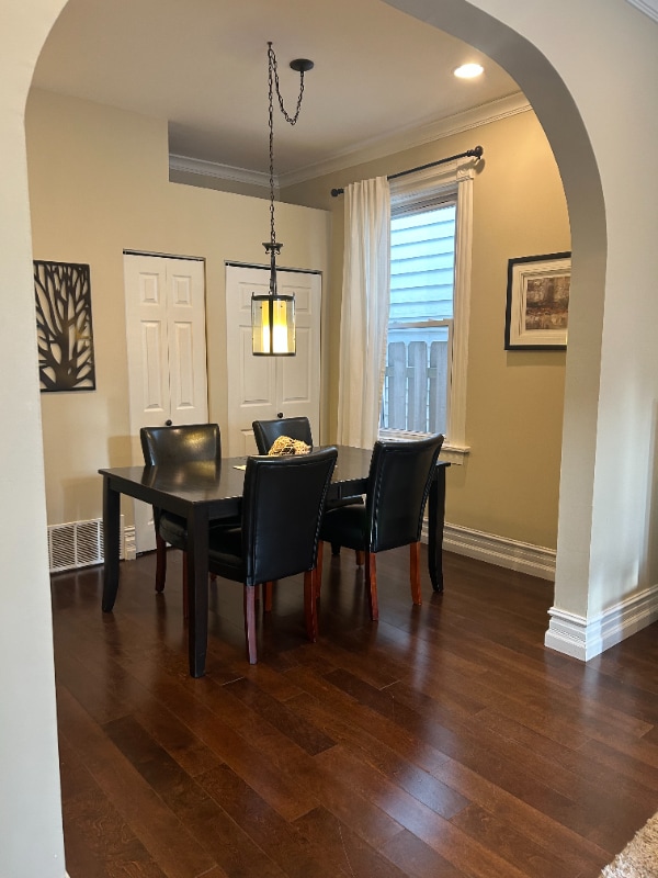 Building Photo - 1916 W Roscoe St