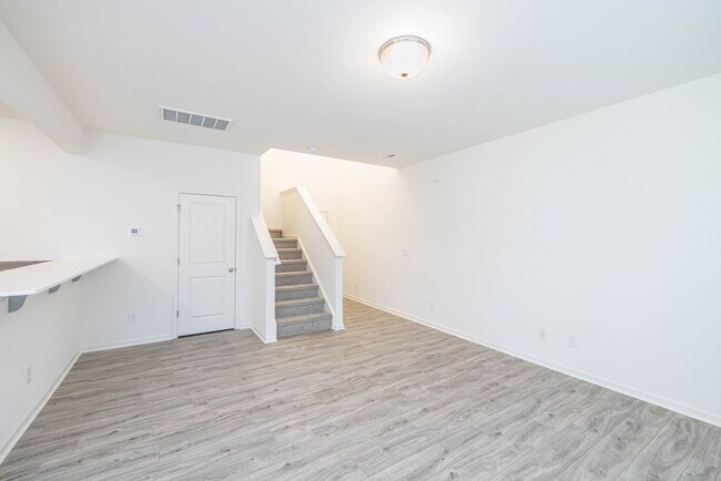 Foto del edificio - 3 Bedroom paired home with 2 car garage mi...